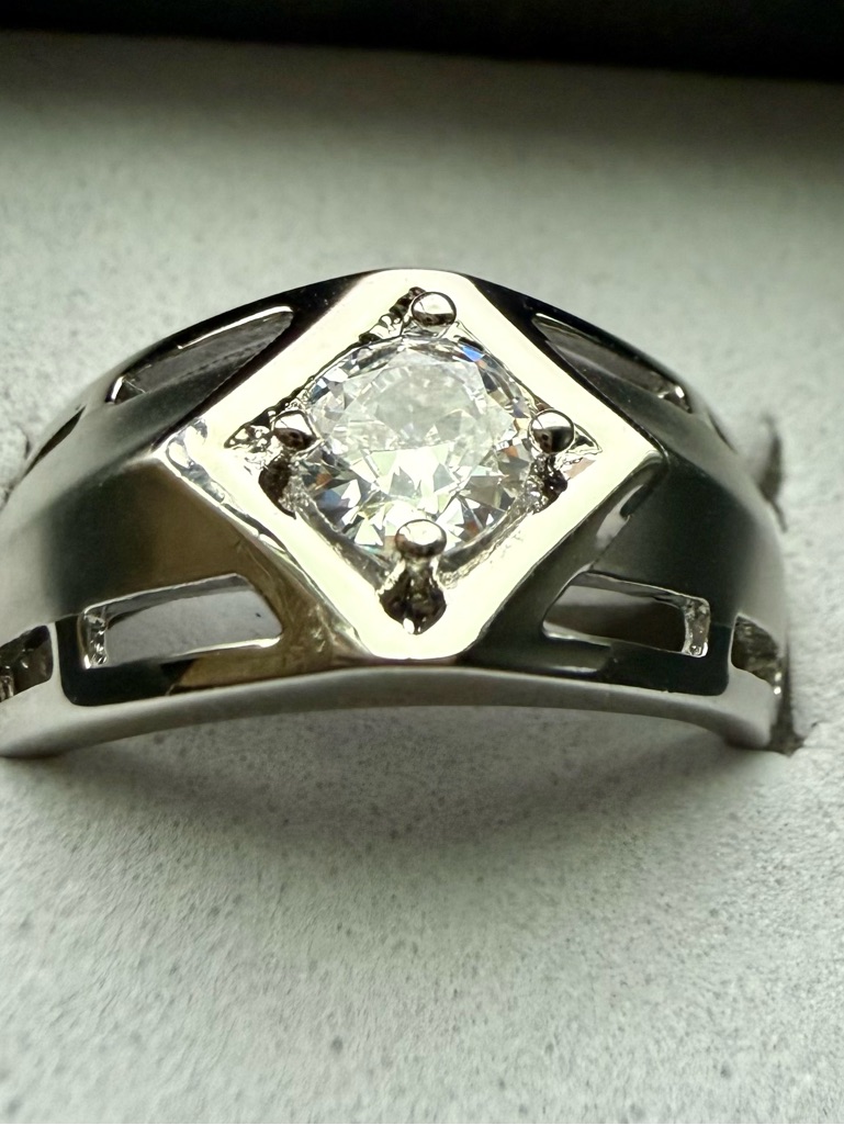 New Mens Or Womens Silver-Tone Ring With Clear Center Stone 28$